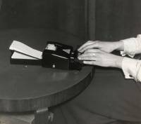 Een vrouw typt op een velotype snelschrijfmachine. Nederland, 1939